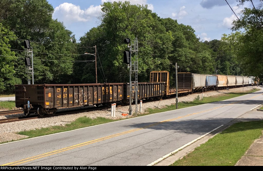 CSXT gondolas 484414 and 485784 pass through the signals